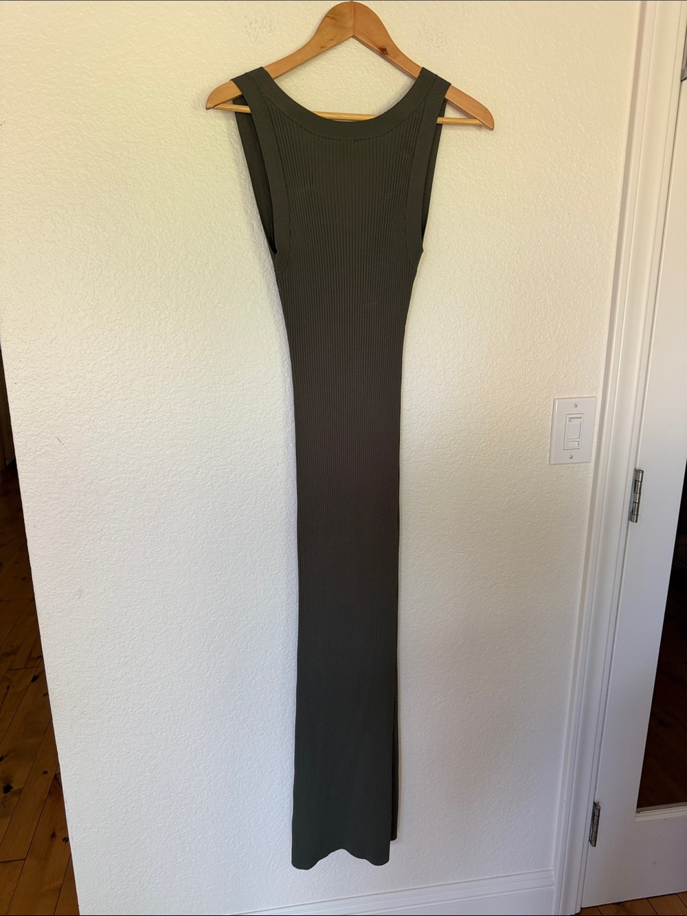 GOOD AMERICAN Stretch Rib Scoop Back Midi Dress in Green small stretchy - Picture 5 of 8
